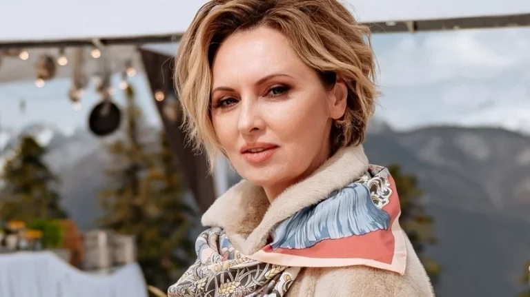 53-летняя Ксенофонтова удивила публику, снявшись в стильном образе с бра и колготками, затмив Волочкову