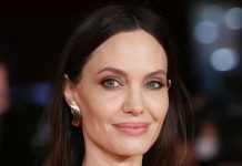 «Наши зэчки обзавидовались бы»: 50-летняя Анджелина Джоли показала 12 татуировок на спине, шокировав Сеть