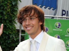 Расстегнул пуговки и показал мускулы! 50-летний Галкин цветет и молодеет на фоне стареющей 76-летней Пугачевой