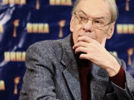 Дочь, прикованная к коляске, рыдала у гроба матери. Первые кадры с церемонии прощания со вдовой Алексея Баталова