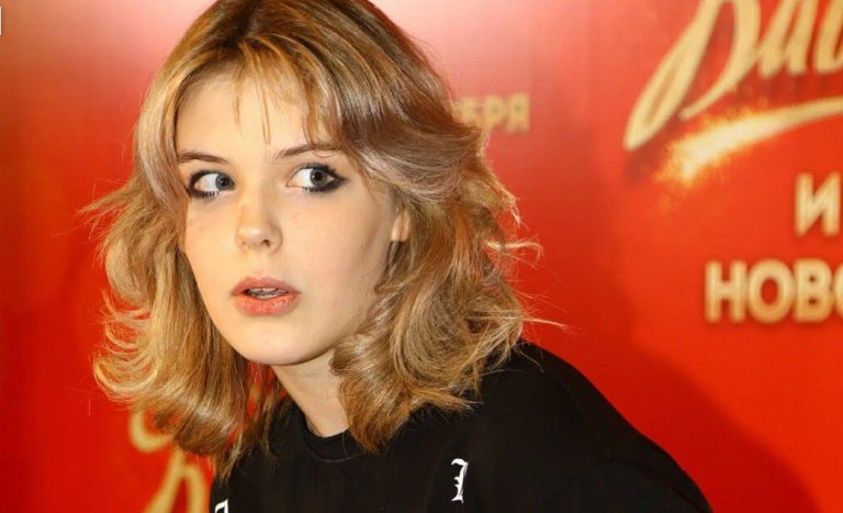 18-летняя дочь Александра Абдулова раскрыла подробности своей личной жизни: встречается с 32-летним режиссёром