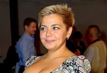 Пегова выставила свои прелести на показ