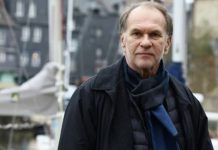 Еще несколько месяцев назад СМИ обсуждали возможный развод Гуськова и Вележевой, но сегодня пара появилась на публике, нежно держась за руки