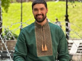 «В халате, тапочках и… в короне»: жена Козловского отметила 38-летие и вновь разделила Сеть на два лагеря