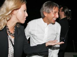 Тело Джабраилова, завёрнутое в саван, вынесли на носилках из дома родственников бизнесмена и пешком доставили на кладбище.