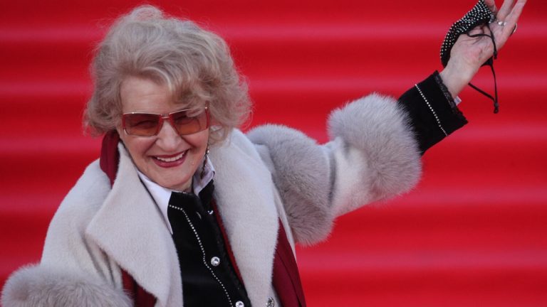 В мини и прямо в сугробах! 90-летняя Светлана Дружинина поразила Сеть снимком, который сделал муж