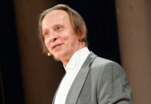 «Поцелуи под прицелом критики»: дочь Охлобыстина показала родителей, а Сеть заговорила о цене большой семьи