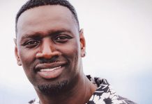 Уже 28 лет женат на белой женщине с голубыми глазами, которая родила ему 5 детей! Французский актер африканского происхождения обнародовал фото с женой и детьми