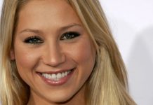 Сама выносила 4 детей! В Сети очарованы формой 44-летней многодетной Курниковой