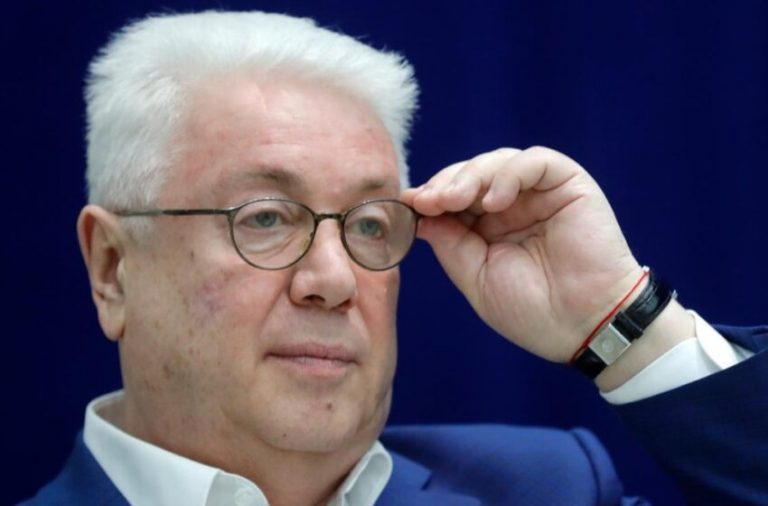Трость вместо шуток про возраст: Владимир Винокур встретил 78-летие под руку с женой