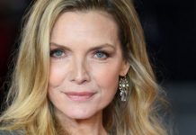 “Она попросила убрать из ванной увеличительное зеркало, чтобы не видеть морщины и пигментацию”. 67-летняя Пфайффер показалась без макияжа