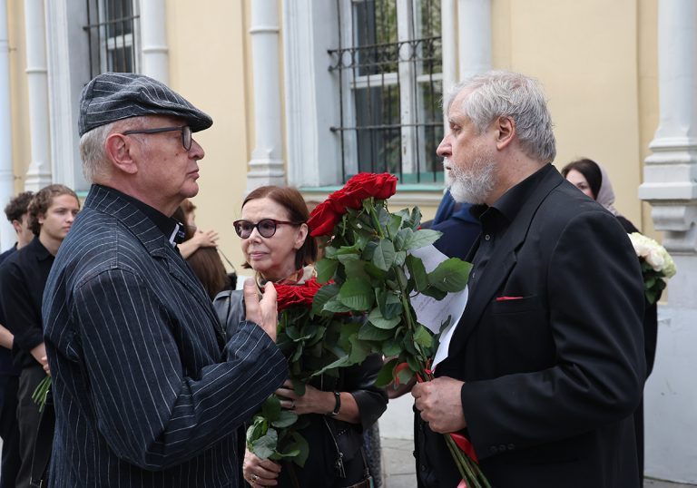 «Внук не смог сдержать слез»: в Москве простились с Владимиром Молчановым
