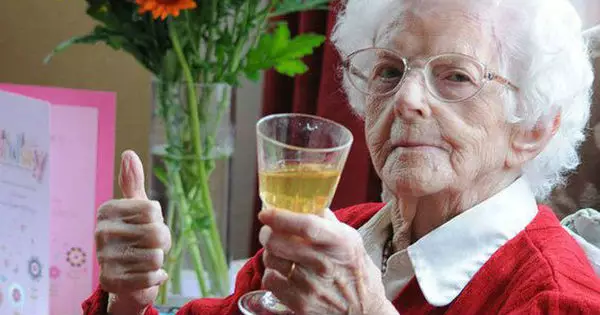 Алкоголь, кофе и пара лишних килограммов помогут вам дожить до 90 лет