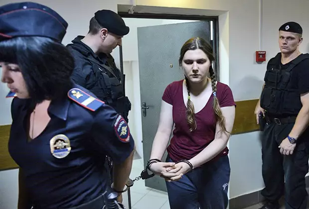 — Вы уверены, что ваша дочь дома? — спросил полицейский в трубку телефона