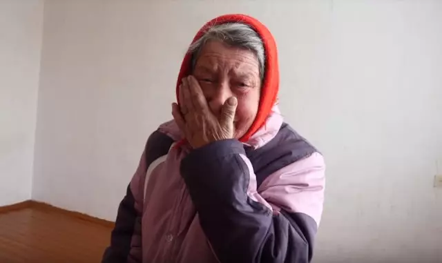 Парень щедро помогает старикам и бездомным и снимает это на видео