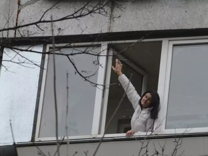 МУЖЧИНА ЛЕТЕЛ С ДЕВЯТОГО ЭТАЖА, А СОСЕДКА, КОТОРАЯ БЫЛА В ЭТОТ МОМЕНТ НА БАЛКОНЕ, УСПЕЛА ПОЙМАТЬ ЕГО ЗА НОГУ…
