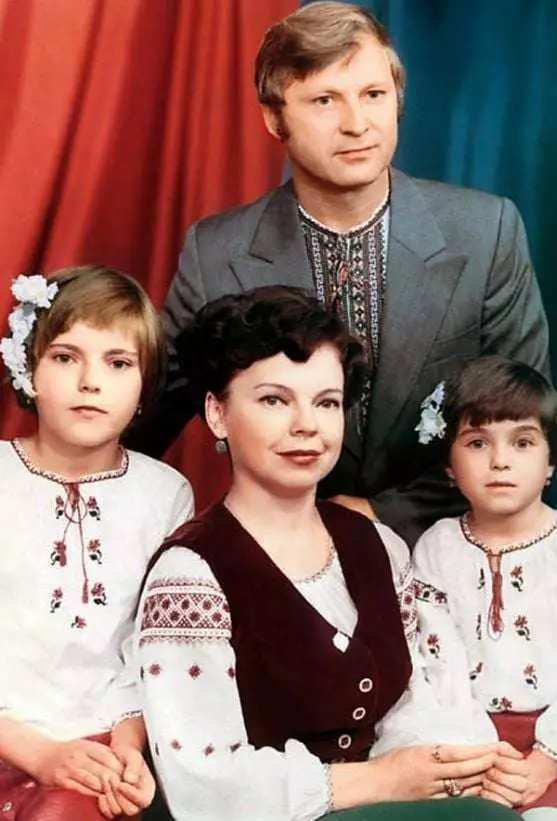 Потеря 11-летнего сына, рождения сына аутиста, депрессия и лишний вес. Куда пропала сестра Королевой