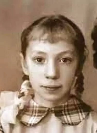 Она с детства слышала: “Ну, какая из тебя артистка. Да ты на себя в зеркало посмотри”
