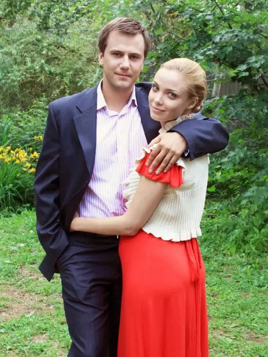 «Живет с мачехой при живой матери»: Почему 15-летняя дочь Арнтгольц поселилась в доме отца?