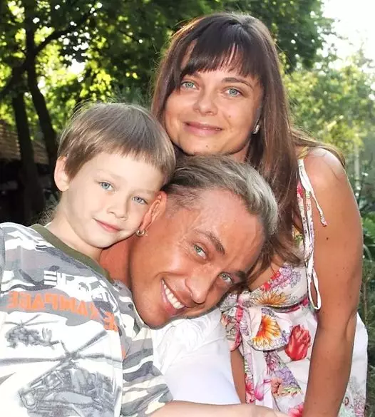 Королева женила сына на танцовщице из клуба, показав эксклюзивные кадры с торжества