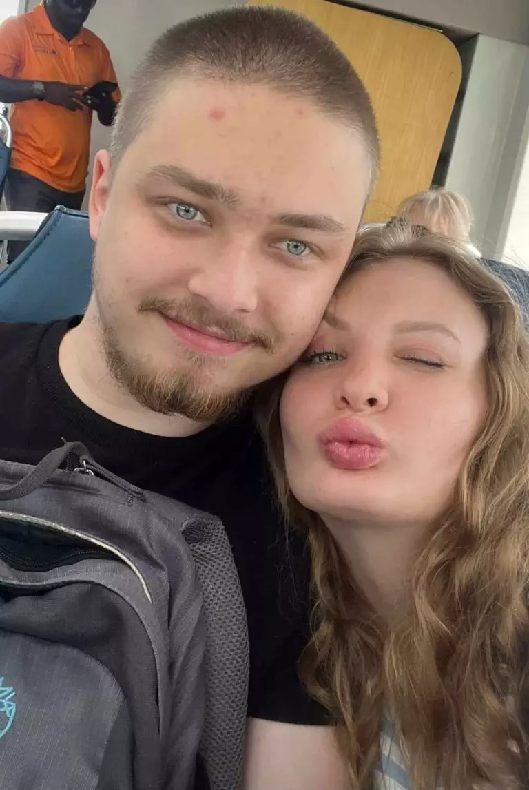 Папа подарил квартиру, а мама свозила на Мальдивы. Невестка Королевой показалась в крошечном комплекте