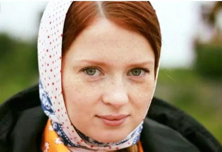 Рыжеволосая актриса Копанова вышла замуж за скромного сына священника, родив ему 4-х детей