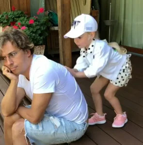 Галкин повторил съемку видео трехлетней давности и показал, как подросла его дочь