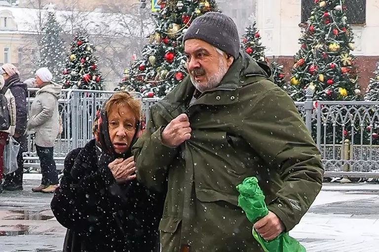 ,,С каким пор мы называем любовниками своих сиделок? Никакой он ей не муж, не смешите.,, Васильева шокировала публику с заявлением о Ахеджаковой