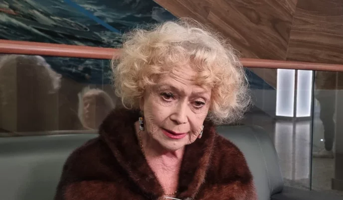 Держит за руку внука. 87-летнюю Немоляеву засняли на прощании с братом