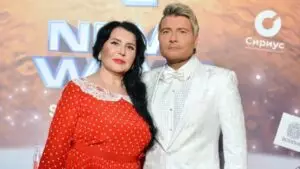 Похожа на Кармен. Басков показал 68-летнюю маму, которой не дашь больше 40