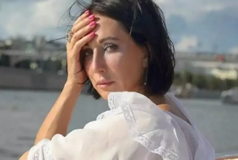 В 19 лет эта женщина увела 38-летнего Смехова из семьи. Алика недавно поделилась фотографией мачехи, с которой её отец прожил уже 44 года