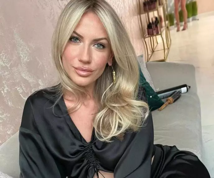На новом фото Никитюк нежно обнимает 28 -летнего жениха