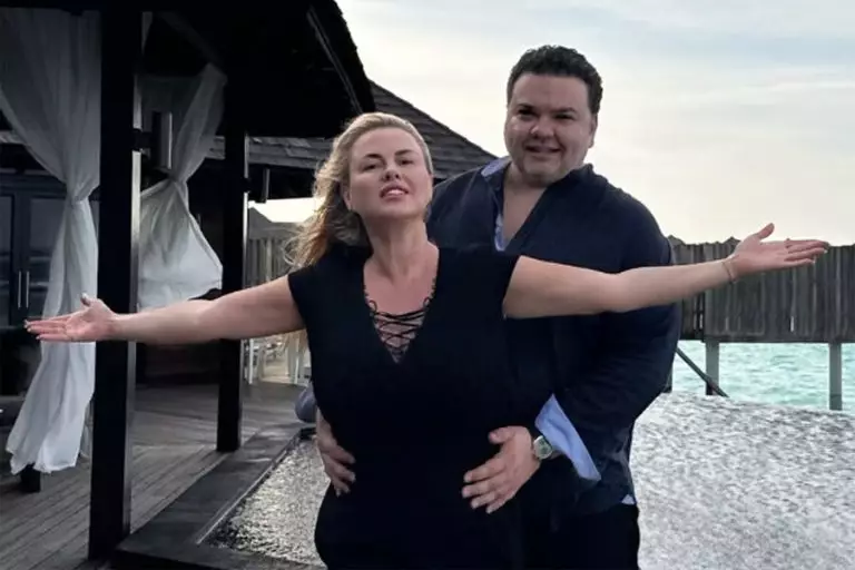 Семенович показала женатого жениха без усов и бороды, но пользователи Сети не разделили восторг певицы