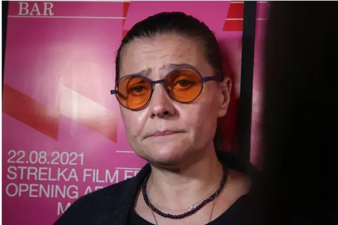 “Она не ходит, она лежит, у нее пролежни. Вот он, стакан воды на старости”. Садальский обрушился на Голубкину — младшую с упреками