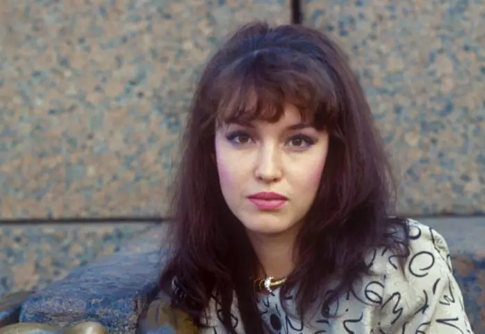 Самохиной не стало 15 лет назад, а на ее последнее пристанище все несут и несут цветы