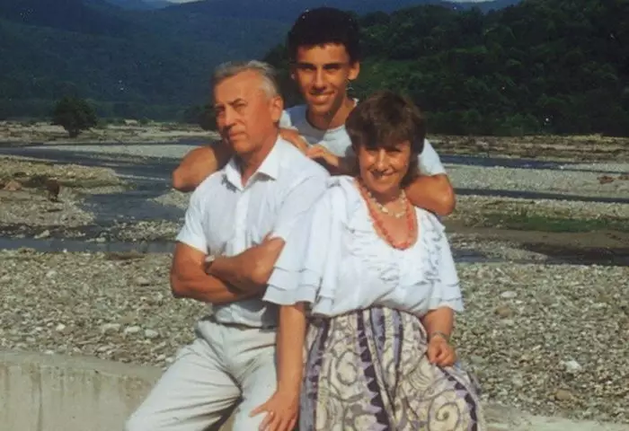 “Мне было 27 лет, когда не стало отца, мама ушла вслед за папой через 2 года”. Могила родителей Галкина пришла в запустение