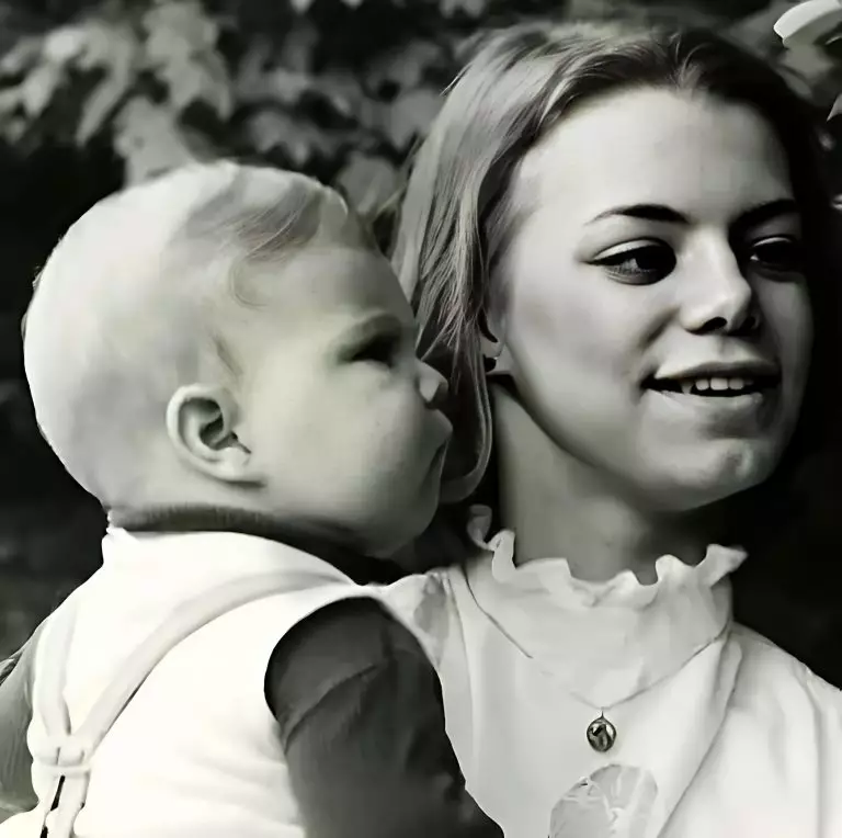 Поплавской было всего 17 лет, когда она забеременела от мужчины, с которым прожила вместе 25 лет