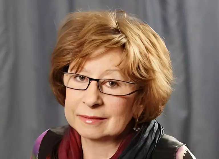 Пожилая женщина с огненно-рыжими волосами. 85-летняя Ахеджакова появилась на сцене с флагом Украины