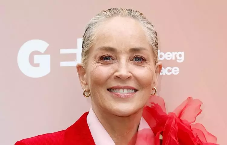 Стоун боялась стареть и переживала, что после 60 будет чувствовать себя, как будто на нее свалился булыжник. Как выглядит 67-летняя звезда
