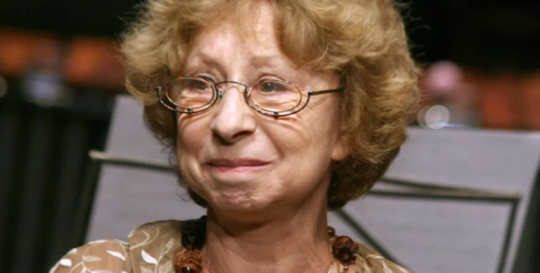 Макаревич жалеет 87-летнюю Ахеджакову, которая сегодня вынуждена скитаться по миру