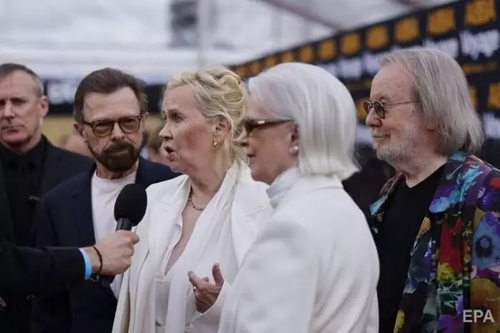 После 14 лет отсутствия на публике группа ABBA снова появилась вместе, вызвав бурю эмоций у своих поклонников