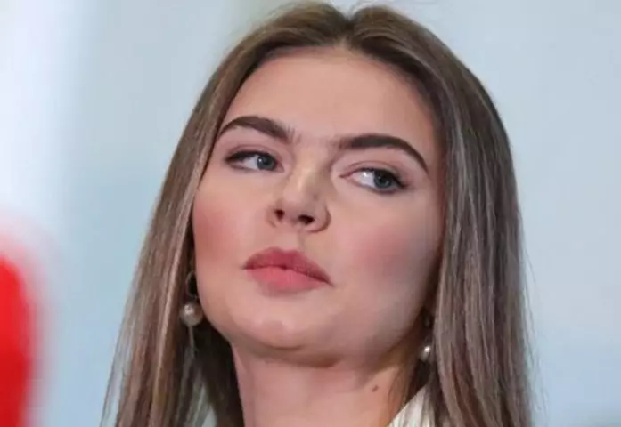 В Сети обсудили новые кадры 42-летней Кабаевой