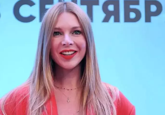 Подольская обнародовала снимки с семейного отдыха с заметно округлившимся животом, а фанаты скрестили пальцы: “Дай Бог”