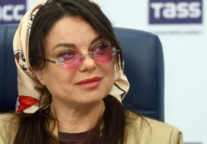 Платиновая блондинка с каре и челкой. Королева удивила кардинальной сменой имиджа
