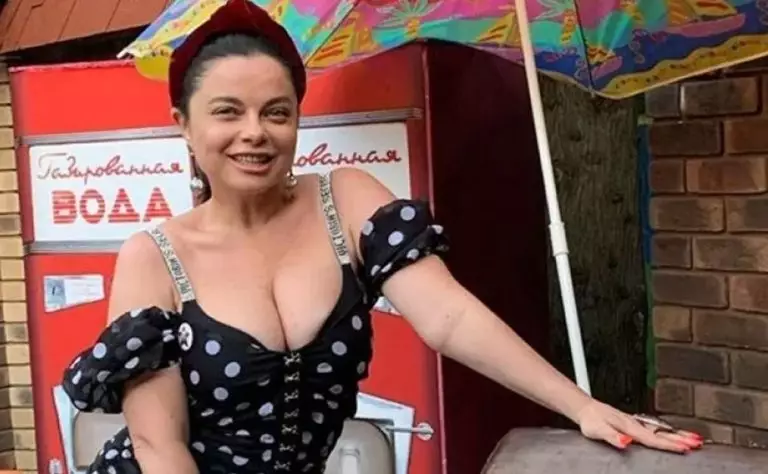 53-летняя Королева надела купальник и доказала, что возраст — просто цифра