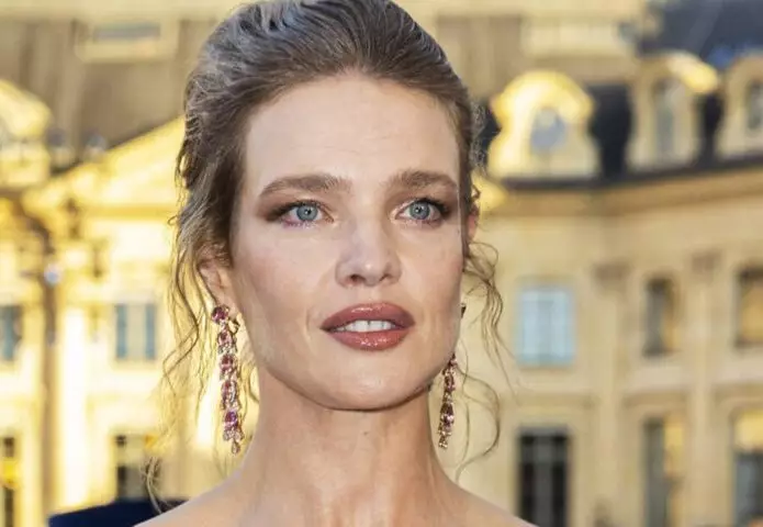 44-летняя Водянова в крохотном бикини доказала, что “живот не накладной”