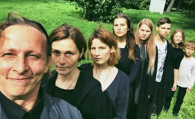 «Пока жена посвятила себя семье, он обнимает молодых коллег». Новые снимки Охлобыстина вызвали бурные обсуждения