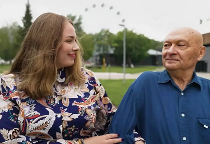 70-летний мужчина не отставал от 19-летней Даши и настойчиво требовал телефон прямо на улице
