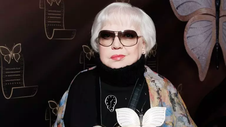Живет одна с котом. 76-летняя Крючкова, которой диагностировали рак легких 4-й стадии, появилась на публике