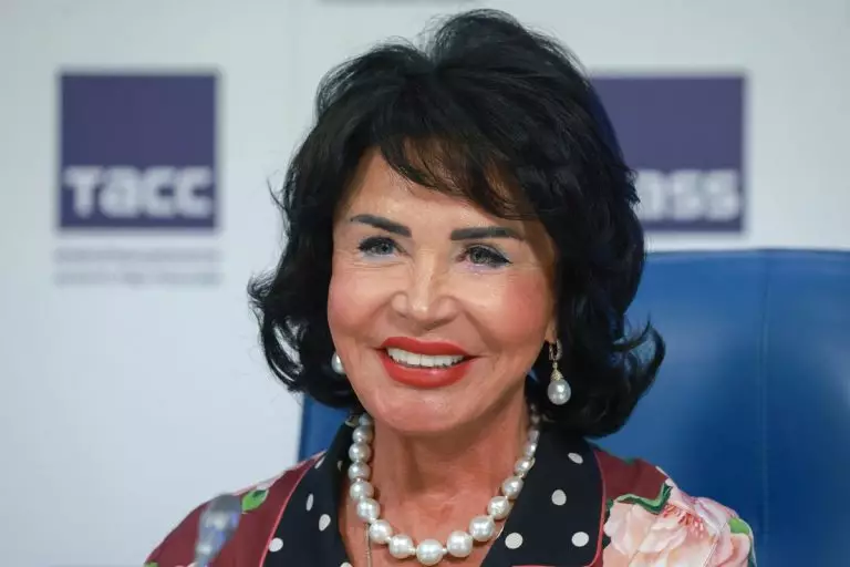 Молодой избранник не отходил ни на шаг: 76-летняя Бабкина появилась на публике с мужчиной, моложе её на 40 лет